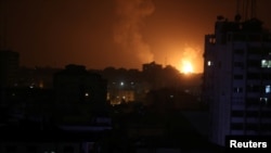 Asap dan api tampak selama serangan udara Israel di Gaza, 15 Maret 2019 (foto: Reuters/Mohammed Salem)
