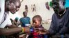 资料照：无国界医生组织的一名医务工作者在南苏丹的一家诊所照料营养不良的儿童。