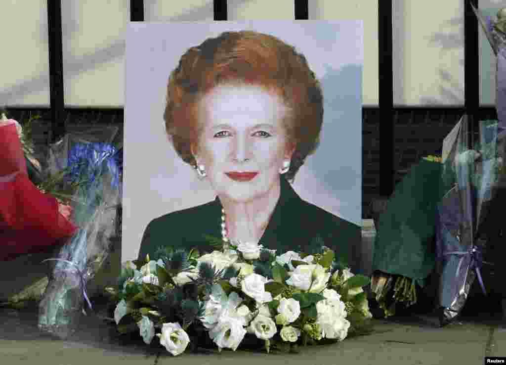 Potret mantan perdana menteri Inggris Margaret Thatcher yang diletakkan di luar rumahnya di London oleh warga yang berkabung (8/4). (Reuters/Suzanne Plunkett)