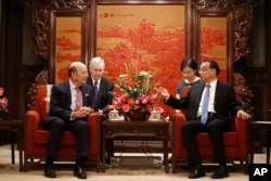 2017年9月25日，美国商务部长威尔伯·罗斯（左）在北京中南海会见了李克强总理。