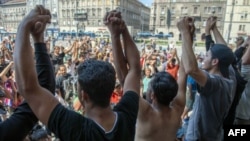 Ratusan migran terlantar di stasiun kereta api di Budapest, Hungaria hari Selasa (1/9). 