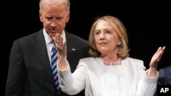 El vicepresidente, Joe Biden, y la exsecretaria de Estado, Hillary Clinton, juntos en el escenario.