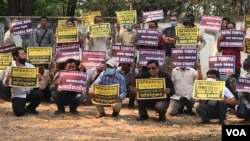 A group of former construction workers working at the restoration site of the Western Mebon temple held a protest to get their jobs back in front of the Union House in Siem Reap, Cambodia, March 16, 2020. (Hul Reaksmey/VOA Khmer) 