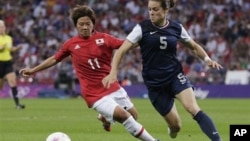 Japan's Shinobu Ohno, left, and US' Kelley O'Hara, vie for ball during women's soccer gold medal match Aug. 9, 2012