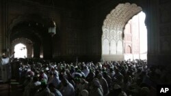 Pakistani Muslims offer Friday prayers at Badshahi Mosque during the holy fasting month of Ramadan, in Lahore, Pakistan, Friday, June 2, 2017. 