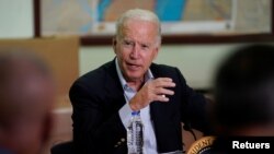 El presidente Joe Biden el martes 7 de agosto de 2021, en reunión con autoridades de Nueva Jersey para evaluar los daños dejados por las inundaciones provocadas por el huracán Ida.
