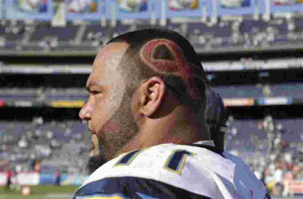 Antonio Garay, de los Chargers de San Diego, se hizo el diseño del lazo rosado en su cabeza durante el partido del domingo dos de octubre de 2011.
