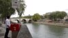 巴黎街頭設置實驗型小便池 解決市容問題