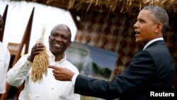 Prezident Obama oziq-ovqat xavfsizligiga bag'ishlangan ko'rgamzada. Senegal, 28-iyun 2013. 