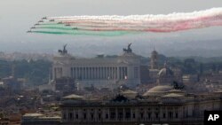 The Frecce Tricolori Italian Air Force acrobatic squad flies over Rome's skyline on the occasion of the 72nd anniversary of founding of the Italian Republic in 1946, June 2, 2018. 