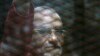 Müslüman Kardeşler'in ruhani lideri Muhammed Bedi Mısır'da çıkarıldığı mahkemede