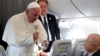 Paus Fransiskus berbicara kepada media di atas pesawat usai kunjungannya dari Tallinn, Estonia, 25 September 2018. 