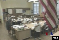 美國公立學校的學生上課前常常會背誦效忠誓詞