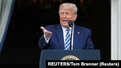 Президент Трамп виступає з балкона Білого дому у суботу, 10 жовтня