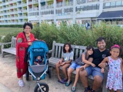 Hj. Sri Santoso bersama anak dan empat cucunya (foto: courtesy).