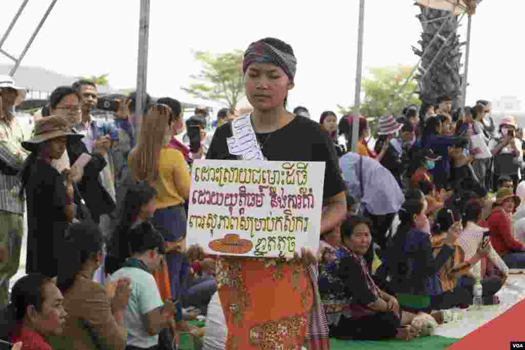 ស្ត្រីម្នាក់ដើរបង្ហាញម៉ូតអំពីសិទ្ធិនារីដើម្បីអបអរក្នុងពិធីប្រារព្ធទិវាសិទ្ធិនារីអន្តរជាតិលើកទី១០៩ នៅសួនប្រជាធិបតេយ្យ នាថ្ងៃទី៨ ខែមីនា ឆ្នាំ២០២០។ (កាន់ វិច្ឆិកា/VOA)