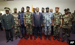 Le président ivoirien Alassane Ouattara en compagnie du général Philippe Mangou et d'autres officiers à Abidjan