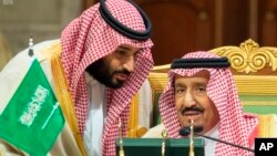 Raja Saudi Salman (kanan) bersama Putra Mahkota Mohammed bin Salman (foto: ilustrasi).