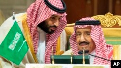 Raja Arab Saudi Salman (kanan) dan putra mahkota Pangeran Mohammed bin Salman. 