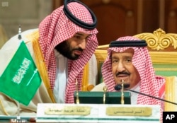 살만 빈 압둘아지즈 알 사우드 사우디 국왕(오른쪽)과 무하마드 빈살만 사우디아라비아 왕세자가 지난 9일 사우디 리디야에서 열린 걸프 협력 회의 중 이야기를 나누고 있다.