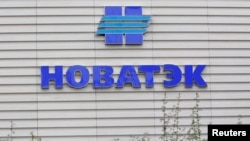 Logo kompanije u prodajnom uredu Novateka, najvećeg ruskog nezavisnog proizvođača prirodnog gasa, u Moskvi, 16. septembra 2012. REUTERS/Maxim Shemetov (RUSIJA - Oznake: BIZNIS) - RTR381MC