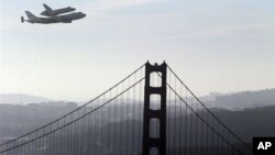 奋进号航天飞机9月21日搭载在一架747运输机上飞过旧金山的金门大桥