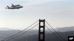 奮進號9月21日搭載在一架747運輸機上飛過金門大橋