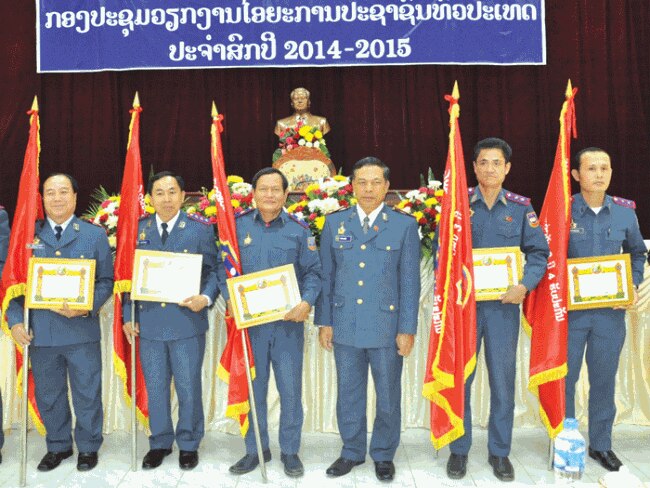 ບັນດາໄອຍະການທີ່ເຂົ້າຮ່ວມໃນ ກອງປະຊຸມວຽກງານໄອຍະການປະຊາຊົນ ທົ່ວປະເທດ ປະຈຳສົກປີ 2014-2015 ຈຳນວນນຶ່ງ ໄດ້ຮັບໃບຍ້ອງຍໍສັນລະເສີນ.