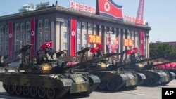 북한 탱크들이 9일 김일성 광장에서 열린 열병식에서 행진을 하고 있다.