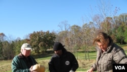 农场主卡尔和卡罗尔.布雷迪捐赠两吨西葫芦(美国之音斯格布尔拍摄)