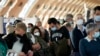 Pasajeros esperan en el aeropuerto Charles de Gaulle en París, Francia, para abordar un vuelo hacia Estados Unidos tras el levantamiento de las restricciones por el coronavirus, el 8 de noviembre de 2021.