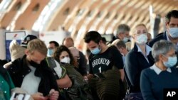 Pasajeros esperan en el aeropuerto Charles de Gaulle en París, Francia, para abordar un vuelo hacia Estados Unidos tras el levantamiento de las restricciones por el coronavirus, el 8 de noviembre de 2021.