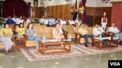 Growing interest in investing in stock markets is prompting people like these in New Delhi to attend a presentation about how to grow their savings. (A. Pasricha/VOA)