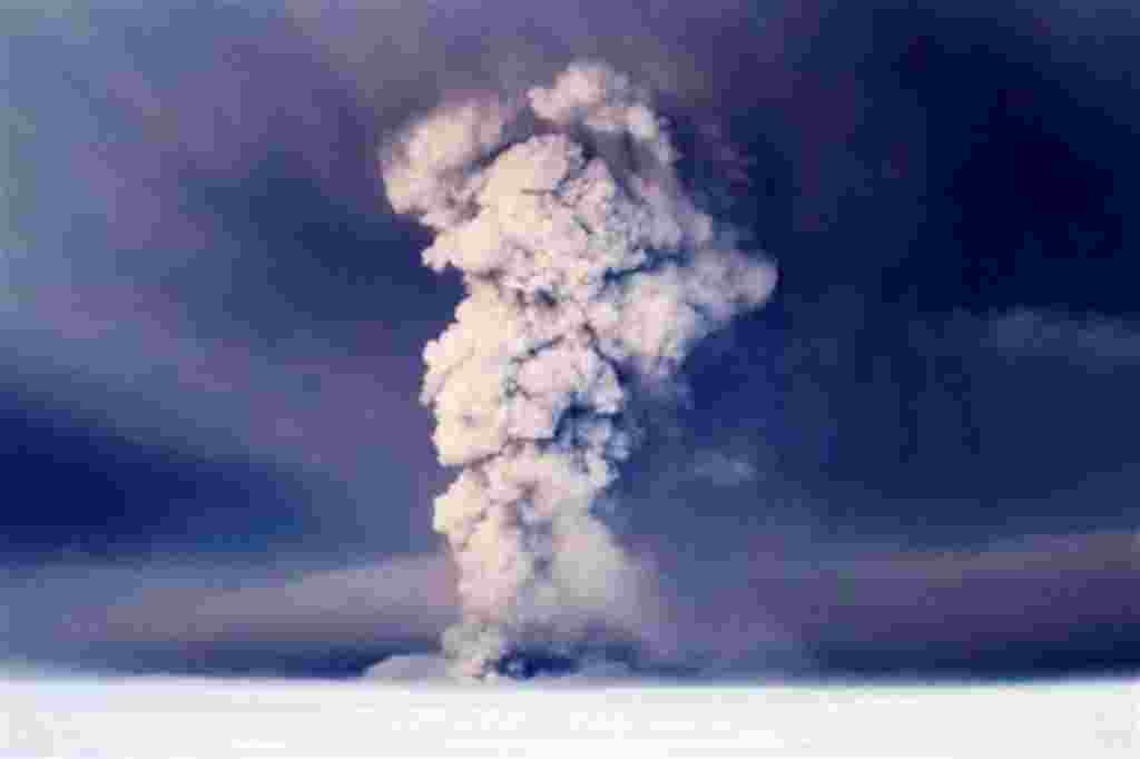 En esta foto tomada el 21 de mayo 2011, se contemplan las columnas de humo del volcán Grímsvötn, Islandia.