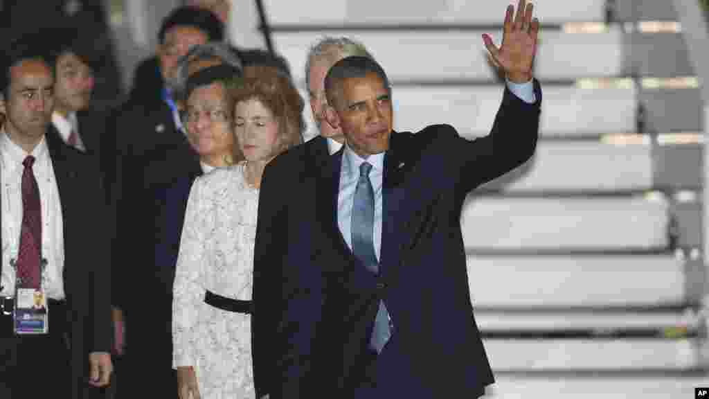 Le président Barack Obama salue la foule à son arrivée à l'aéroport international de Chubu Centrair, au Japon, le 25 mai 2016.