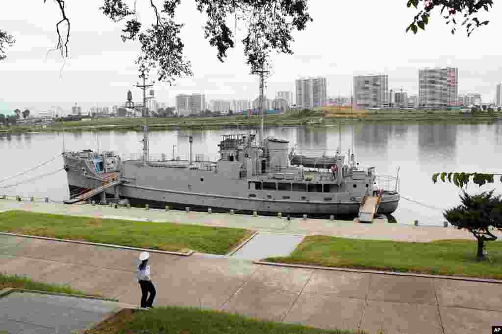 USS Pueblo, which was captured by North Korea more than 40 years ago, is exhibited in the Daedong River in Pyongyang. (Sungwon Baik/VOA)