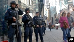 para petugas dari unit NYPD anti-teror sedang melakukan patroli di Time Square, New York, 4 November 2016. (Foto: dok).