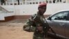 Soldado bissau-guineense em posição de guarda, no quartel-general de Bissau (Arquivo)