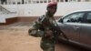 Soldado bissau-guineense de guarda, no quartel-general de Bissau (Arquivo)
