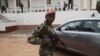 Soldado bissau-guineense em posição de guarda, no quartel-general de Bissau (Arquivo)