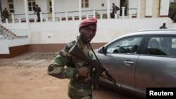 Soldado bissau-guineense em posição de guarda, no quartel-general de Bissau (Arquivo)