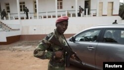 Soldado bissau-guineense em posição de guarda, no quartel-general de Bissau (Arquivo)