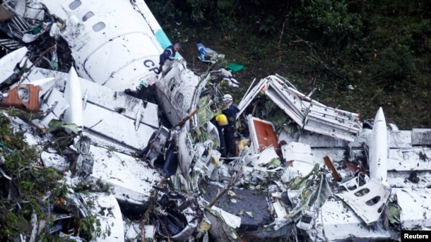 Restos del malogrado avión de LaMia que se estrelló en Colombia con el equipo de fútbol Chapecoense a bordo.