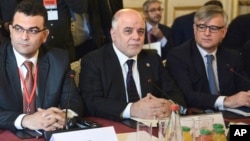 2015年6月2日伊拉克总理阿巴迪(中)在法国巴黎讨论打击伊斯兰国