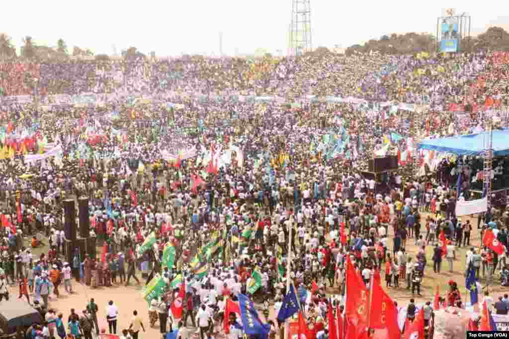 Des dizaines des milliers de partisans ont pris part au meeting de soutien au président Joseph Kabila au stade Tata Raphaël, à Kinshasa, RDC, 29 juillet 2016. (Crédit Top Congo)