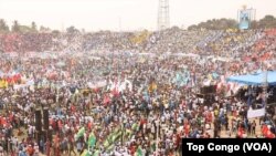 Des dizaines des milliers de partisans ont pris part au meeting de soutien au président Joseph Kabila au stade Tata Raphaël, à Kinshasa, RDC, 29 juillet 2016. (Crédit Top Congo)