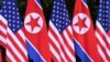 Bendera Korea Utara dan AS berdampingan di lokasi pertemuan pemimpin Korea Utara Kim Jong Un dengan Presiden AS Donald Trump untuk KTT AS-Korea Utara, di Hotel Capella di Pulau Sentosa di Singapura pada 12 Juni 2018. (Foto: AFP)