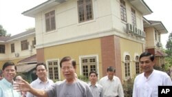 အရင္စစ္ေထာက္လွမ္းေရး အႀကီးအကဲ ဗုိလ္ခ်ဳပ္ႀကီးေဟာင္း ဦးခင္ညႊန္႔ ေနအိမ္အက်ယ္ခ်ဳပ္က လြတ္ေျမာက္ခ်ိန္ သတင္းေထာက္မ်ားကို အိမ္ေရွ႕ထြက္ ႏႈတ္ဆက္ေနစဥ္။ (ဇန္န၀ါရီလ ၁၃၊ ၂၀၁၂)