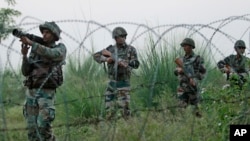 کشمیر میں حد بندی لائن کے قریب بھارتی فوجی گشت کر رہے ہیں۔ فائل فوٹو