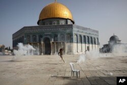 Palestinac bježi od suzavca tokom sukoba s izraelskim snagama sigurnosti džamije Al Aksa, 10. maj 2021.